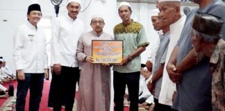 H. Saidi Mansyur bersama H. Hasnuryadi bersilaturahmi dengan masyarakat Gambut dalam rangkaian safari ramadhan 1446H