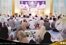 Bupati Banjar H. Saidi Mansyur menyerahkan bantuan hibah keagamaan di Kecamatan Aluh-Aluh