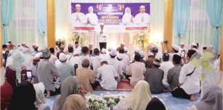 Bupati Banjar H. Saidi Mansyur menyerahkan bantuan hibah keagamaan di Kecamatan Aluh-Aluh