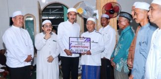 Safari ramadhan di Beruntung Baru, bupati Saidi Mansyur dan wakil bupati serahkan bantuan keagamaan