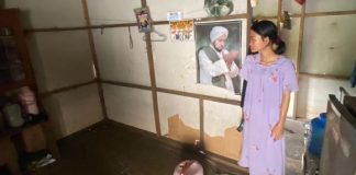 Pilu, remaja puteri di Desa Sungai Tabuk hidup seorang diri tanpa kedua orang tua