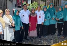 Ikhwansyah kunjungi Fitri siswa SMP yang hidup sebatang kara di Desa Sungai Tabuk Keramat