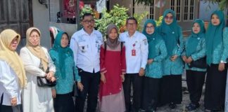 Ikhwansyah kunjungi Fitri siswa SMP yang hidup sebatang kara di Desa Sungai Tabuk Keramat