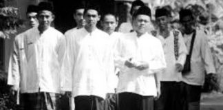 Sejarah sarung di Indonesia, digunakan sebagai simbol perlawanan terhadap budaya barat