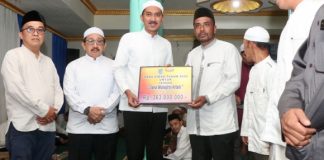 Safari Ramadhan di Desa Tiwingan Lama Aranio, Bupati Banjar Saidi Mansyur serahkan bantuan dana hibah keagamaan