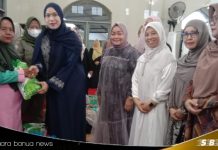 Safari Ramadhan di Desa Penggalaman, Ketua TP PKK Kabupaten Banjar serahkan bantuan untuk kaum lansia