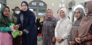 Safari Ramadhan di Desa Penggalaman, Ketua TP PKK Kabupaten Banjar serahkan bantuan untuk kaum lansia