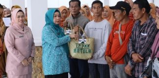 TP PKK Batola bagikan 2.753 paket sembako untuk abang becak dan pekerja lepas di Marabahan