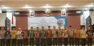 Wakil bupati Said Idrus bersama Gubernur Kalimantan Selatan, menyerahkan LKPD 2024 ke BPKP Kalsel