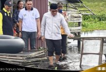 Bupati Sahrujani serahkan bantuan untuk warga terdampak banjir di Desa Telaga Mas dan Desa Murung Asam