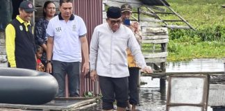 Bupati Sahrujani serahkan bantuan untuk warga terdampak banjir di Desa Telaga Mas dan Desa Murung Asam
