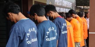 Tak terima ditegur saat minum miras di depan rumahnya, korban dikeroyok pelaku bersama 2 temannya