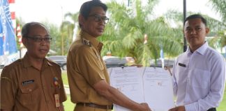 Wakil Bupati Akhmad Fauzi menyerahkan secara simbolis 596 SK CPNS dan PPPK formasi 2024