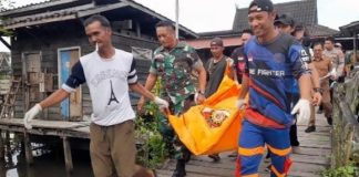 Sosok mayat laki-laki ditemukan warga mengapung dekat dermaga di Sungai Anjir dalam kondisi telungkup
