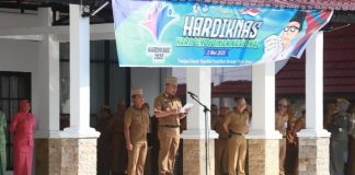 Wakil bupati Herman Susilo menjadi pembina upacara Hardiknas 2025 di Marabahan
