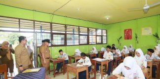 Wakil bupati Herman Susilo kunjungi sekolah terdampar banjir di Kecamatan Kuripan