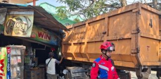 Truk sampah tabrak warung di Martapura akibat ranting pohon