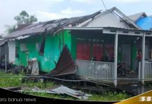 Angin kencang disertai hujan deras, landa sejumlah rumah warga di Banjarmasin