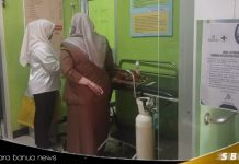 Ruang inap Puskesmas Aluh Aluh ambruk, balita kejang dirawat darurat di luar ruangan