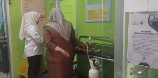 Ruang inap Puskesmas Aluh Aluh ambruk, balita kejang dirawat darurat di luar ruangan
