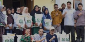 Pemerintah Tanah Bumbu salurkan bantuan beras lokal kepada warga kurang mampu