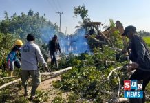 Warga Purwosari Baru bersihkan ruas jalan Taman Sari Bunga, cegah kecelakaan