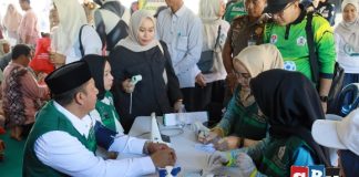 Bupati Barito Kuala tinjau layanan kesehatan dan adminduk keliling di Pasar Tamban