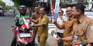 Semarakkan HUT RI ke-75 dan hari jadi Kabupaten Banjar, DKISP Banjar bagikan bendera merah putih