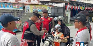 Julong Group dan Polres Batola sinergi bagikan bendera merah putih sambut HUT ke-80 RI