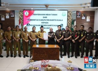 Bupati Barito Kuala serahkan hibah tanah untuk Kejaksaan Negeri