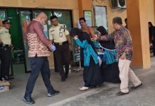 Puluhan siswa dilarikan ke rumah sakit akibat dugaan keracunan makanan di sekolah