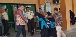 Puluhan siswa dilarikan ke rumah sakit akibat dugaan keracunan makanan di sekolah