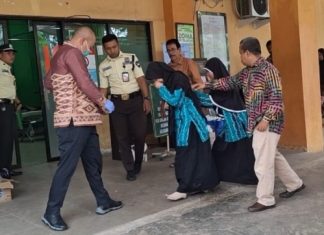 Puluhan siswa dilarikan ke rumah sakit akibat dugaan keracunan makanan di sekolah