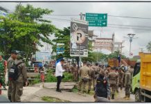 Bangunan PKL di atas Sungai Kertak Hanyar dibongkar