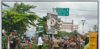 Bangunan PKL di atas Sungai Kertak Hanyar dibongkar