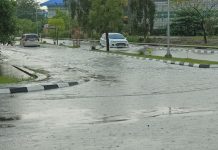 Akibat hujan deras hari ini, genangan air menggenangi jalan di sekitar ULM Banjarmasin