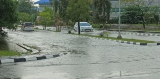 Akibat hujan deras hari ini, genangan air menggenangi jalan di sekitar ULM Banjarmasin