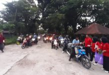 PDIP Batola bagikan bantuan makanan siap saji di depan Pabrik Kayu Trans Kalimantan