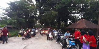 PDIP Batola bagikan bantuan makanan siap saji di depan Pabrik Kayu Trans Kalimantan