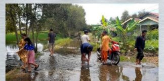 Jalan antar desa di Mandastana masih tergenang tiap musim hujan, warga minta perbaikan permanen