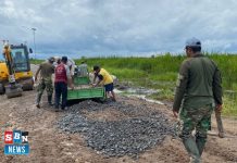 Warga Jejangkit bersatu, perbaiki jalan akses menuju ke Sekumpul Martapura