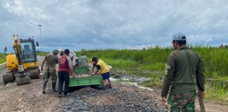 Warga Jejangkit bersatu, perbaiki jalan akses menuju ke Sekumpul Martapura
