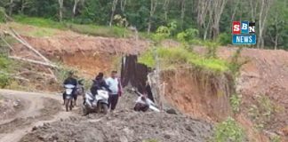 Jalan Kabupaten di Desa Gunung Ulin ambrol, diduga akibat aktivitas penambangan batu bara