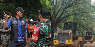 Bupati Banjar tinjau lokasi longsor dan jembatan putus di Aranio, fokus kembalikan akses masyarakat