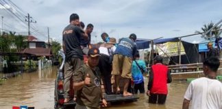 Gerindra bagikan 1 ton beras dan sembako untuk korban banjir di Desa Muara Bincau