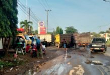 Antrian truk isi solar di SPBU AKR jalan Trikora Banjarbaru blokir jalan, warga keluhkan tidak ada pengaturan
