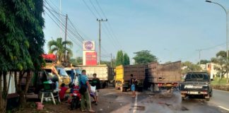 Antrian truk isi solar di SPBU AKR jalan Trikora Banjarbaru blokir jalan, warga keluhkan tidak ada pengaturan