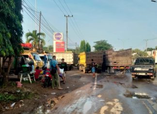 Antrian truk isi solar di SPBU AKR jalan Trikora Banjarbaru blokir jalan, warga keluhkan tidak ada pengaturan