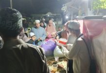 Warga Pemurus Dalam sediakan makanan gratis untuk jamaah haul Guru Sekumpul