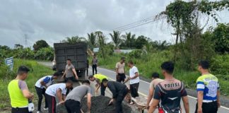 Polri turun tangan perbaiki jalan rawan kecelakaan di Batola